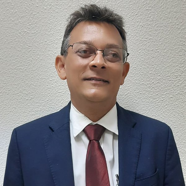 <strong>César Oliveira</strong>